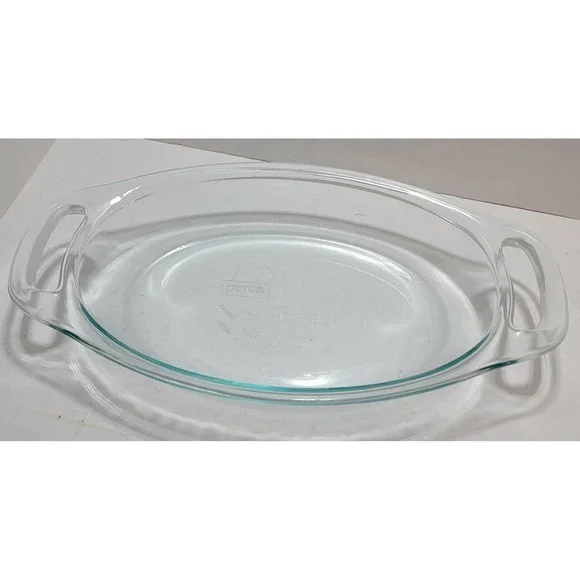 Pyrex 1.3 Qt Easy Grab 10x7 Oval Clear Dish With Navy Blue Snap-On Lid - Picture 3 of 5